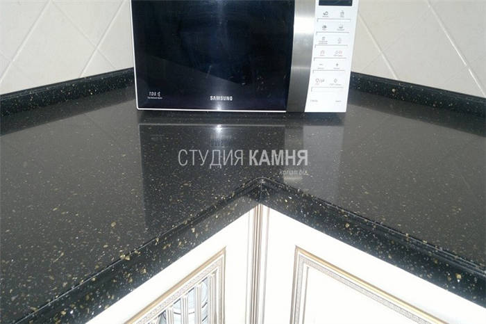 Черная угловая столешница из искусственного камня для кухни